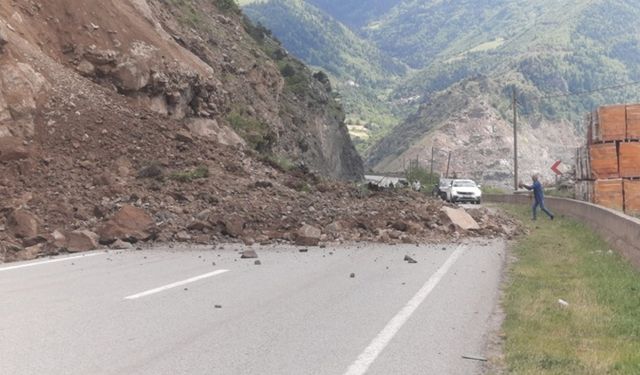 Gümüşhane’de heyelan: Yol ulaşıma kapandı