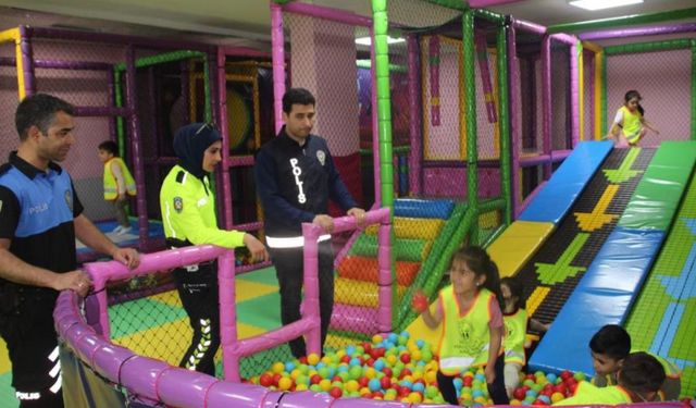 Çocukların oyun merkezine gitme hayalini gerçekleştirdi