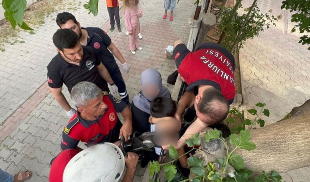 Koluna demir korkuluk saplanan çocuğu itfaiye kurtardı