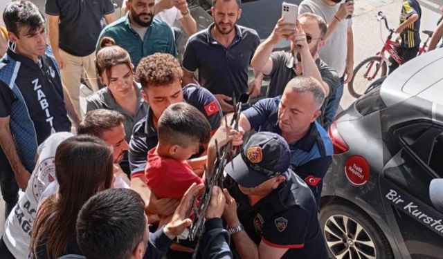 Eline demir korkuluk saplanan 8 yaşındaki çocuğu kurtardı