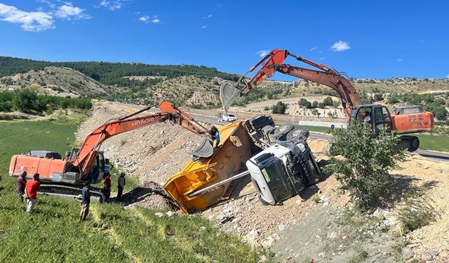 Adıyaman’da hafriyat kamyonu devrildi