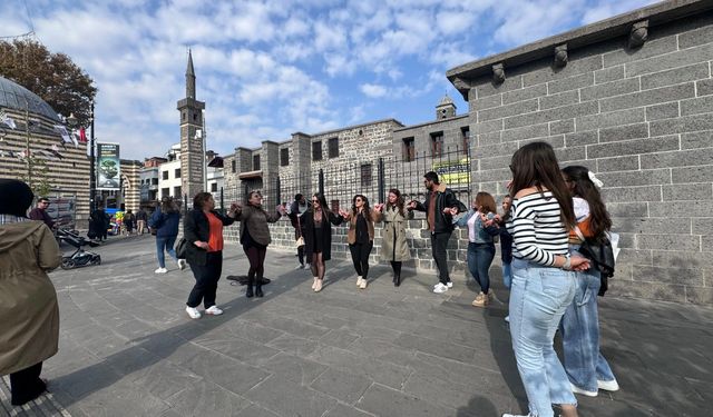 Diyarbakır'ın tarihi mekanlarında halay coşkusu