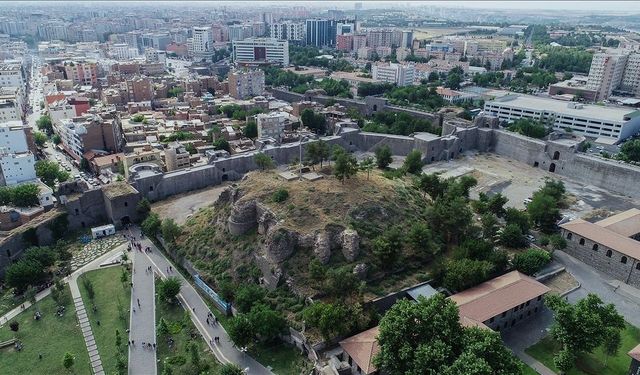 Diyarbakır’da Dicle’ye bakan gizli saray ortaya çıktı
