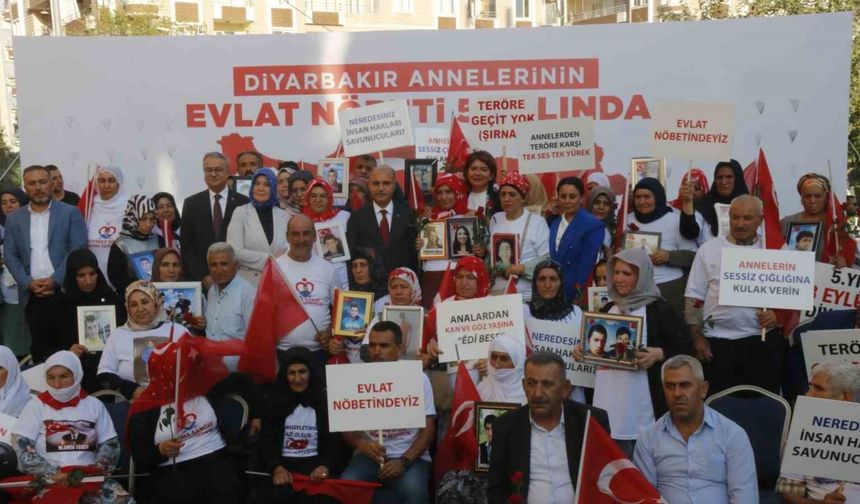Aile ve Sosyal Politikalar ile İçişleri Bakan Yardımcıları Diyarbakır anneleriyle bir araya geldi