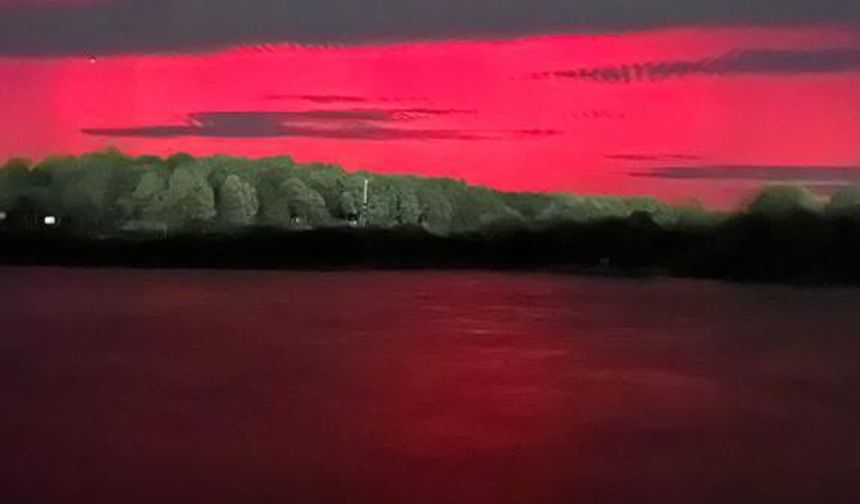 Dünya'ya çarpan güçlü bir solar fırtına sebebiyle Avrupa ve Türkiye'nin birçok bölgesinde kuzey ışıkları görüldü. "Aurora Borealis" adıyla da bilinen Kuzey Işıkları, gökyüzünü kırmızı ve yeşil ışıkla aydınlattı.