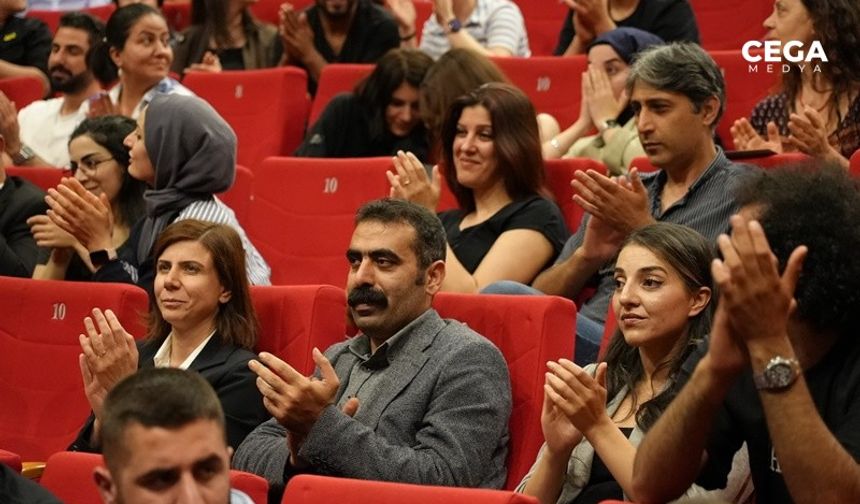 Diyarbakır Büyükşehir Eş Başkanları "Qral û Travîs" oyununu izledi