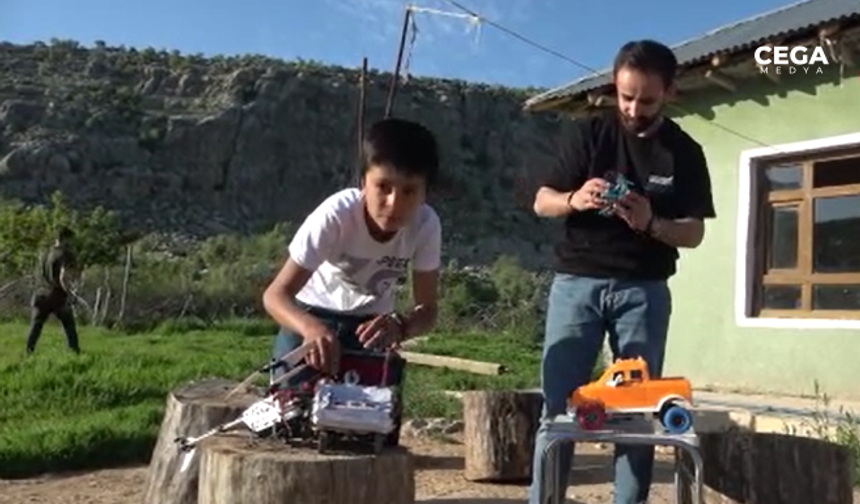 Hakkari’de 14 yaşındaki çocuktan geri dönüşüm malzemeleriyle teknolojik aletler