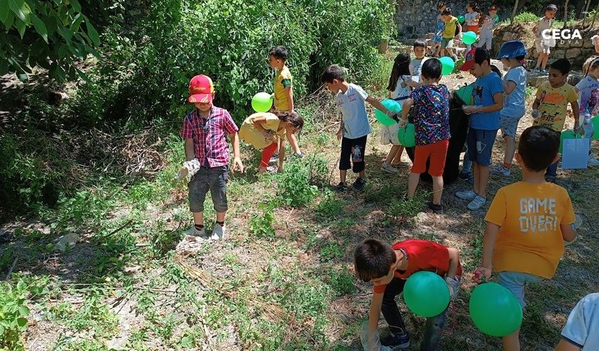 Mardin'de çocuklardan çevre temizliği