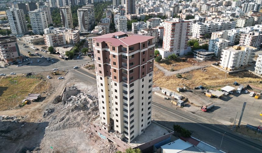 Şanlıurfa'da 17 katlı bina kontrollü şekilde yıkıldı