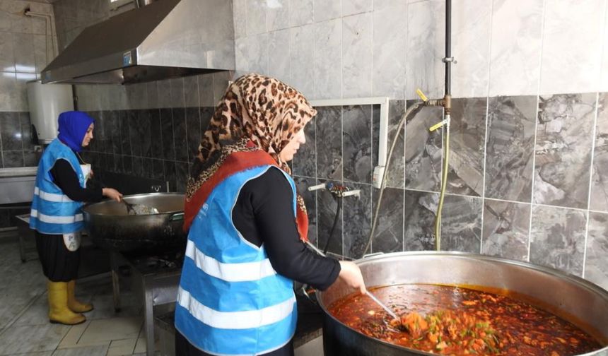 Gönüllü çalışan kadınlar günlük bin 200 kişiye yemek hazırlıyor
