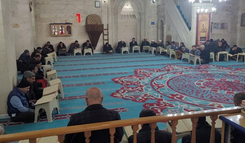 Diyarbakır'da 9 asırlık camide mukabele geleneği yaşatılıyor