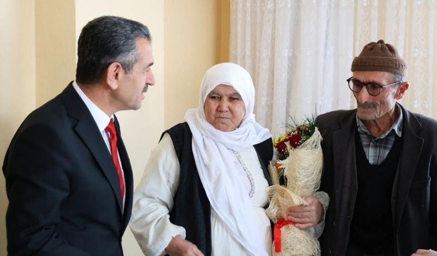 52 yıllık evli çifti ziyaret etti