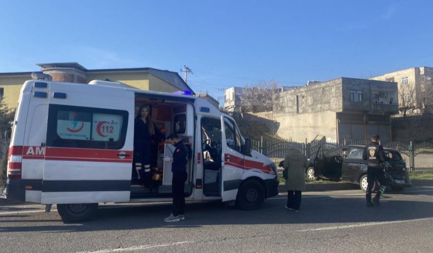 Diyarbakır’da minibüs otomobile çarptı: 6 yaralı