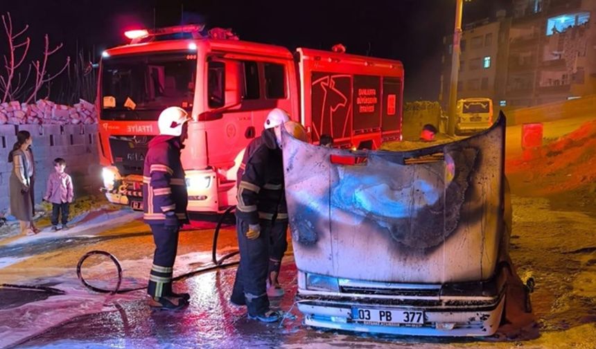 Otomobil alevlere teslim