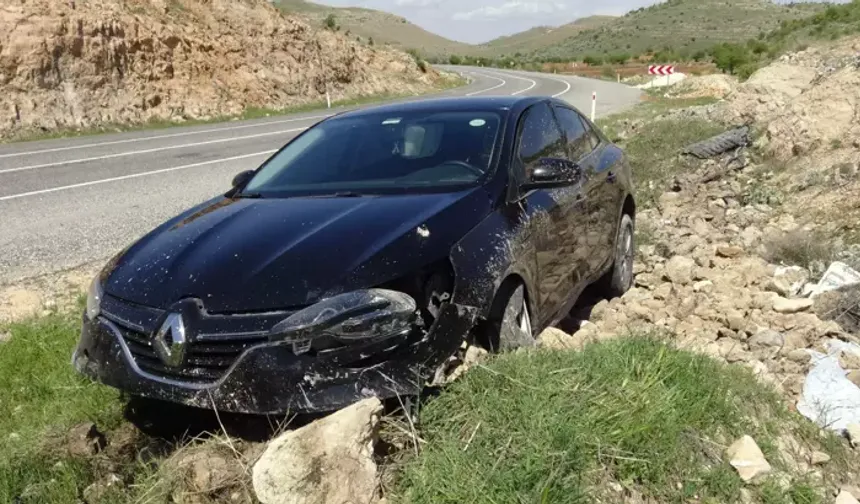 Kontrolden çıkan otomobil kayalıklara çarptı