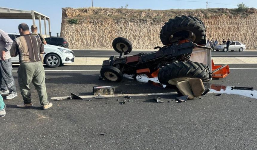 Otomobil ile traktör çarpıştı: 3 yaralı