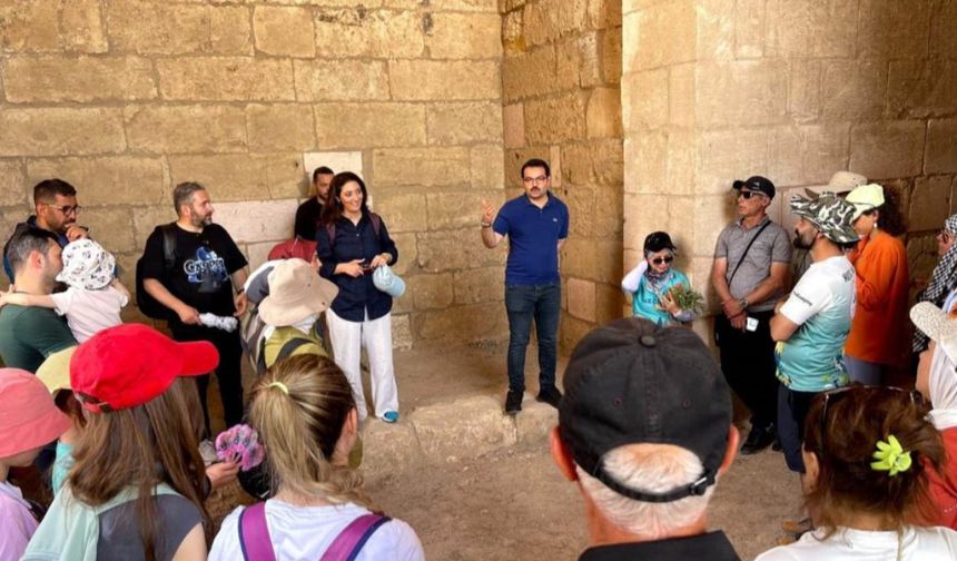 Hafta içi kaymakam, hafta sonu turizm rehberi yapıyor