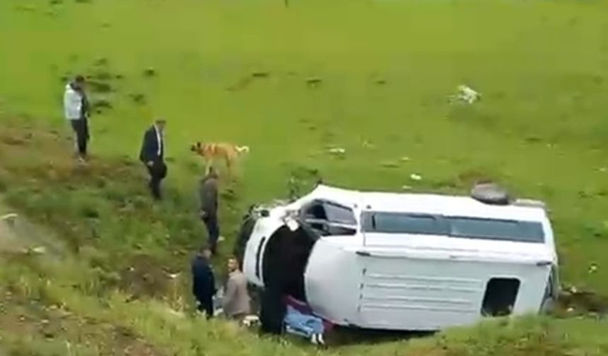 Şarampole yuvarlanan minibüste 2’si ağır 5 yaralı