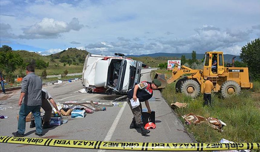 Siverek'te kamyonet devrildi: 3 yaralı