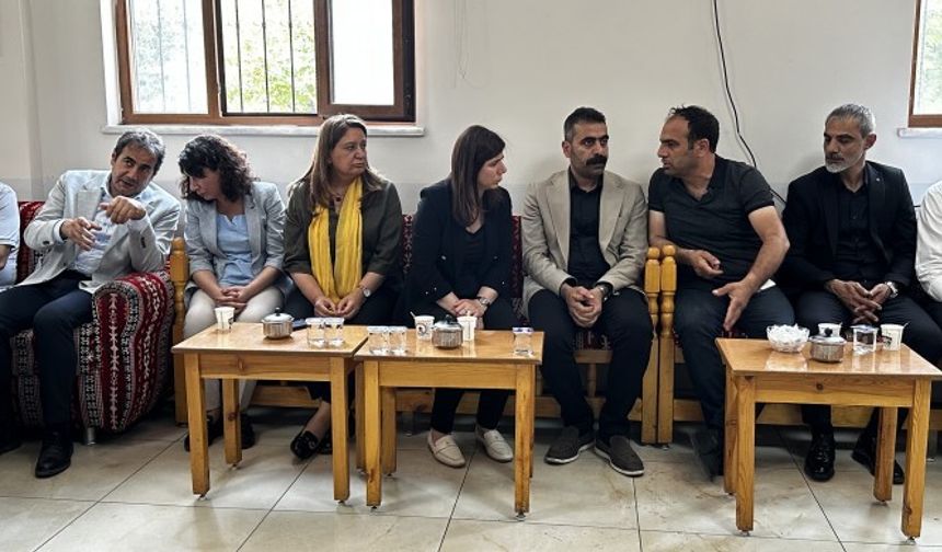 Diyarbakır’daki yangında yaşamını yitirenlerin taziyelerine ziyaret